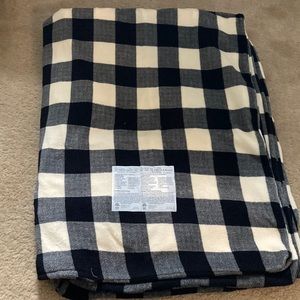 Cream and black checkered electric heating blanket